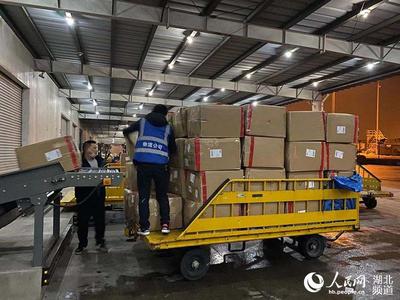 天河机场跨境电商进出口量首破600万票，货物进出口新纪录